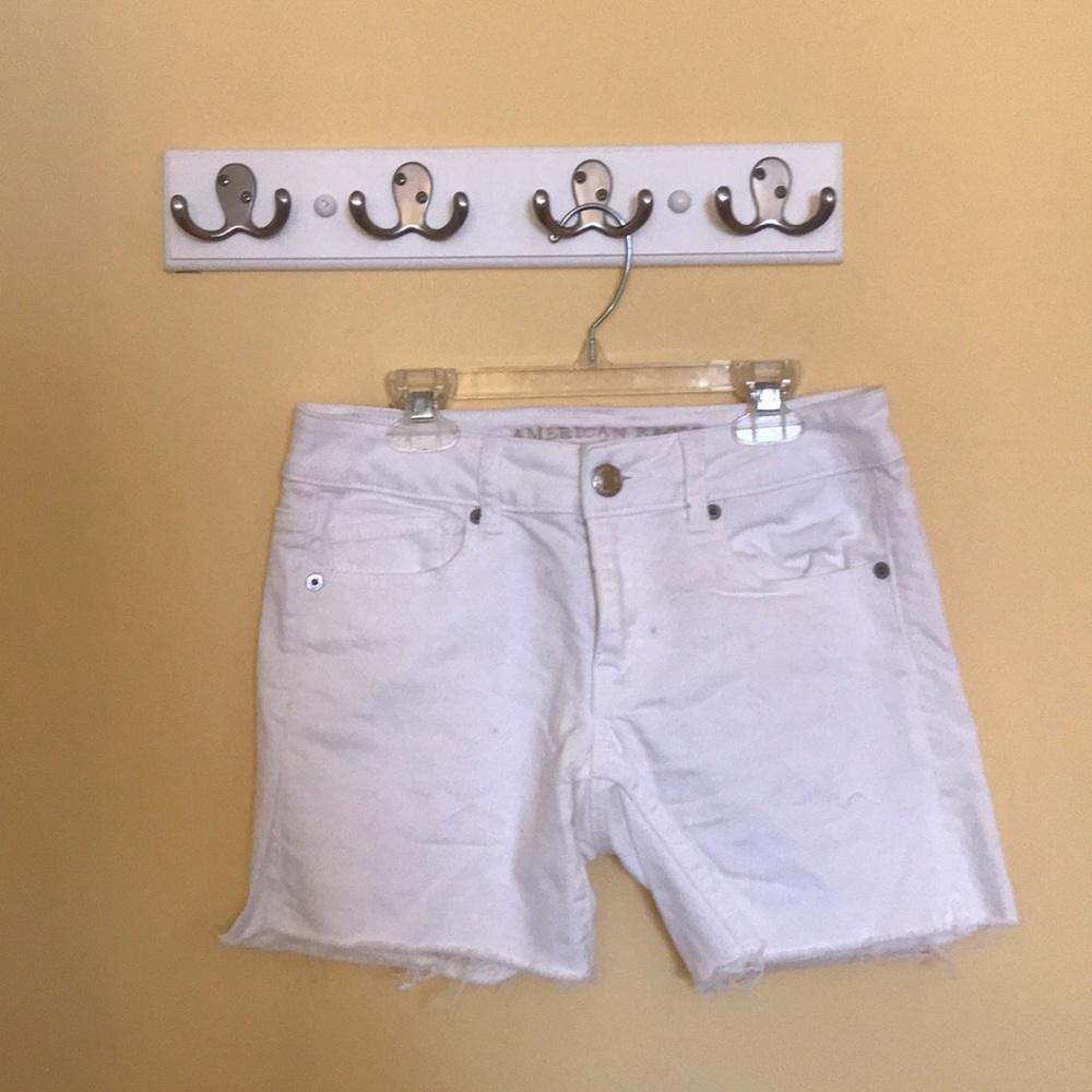 American Eagle - Distressed White Demin Shorts
